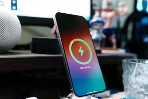 锦屏苹果15换屏服务分享用什么充电器给iPhone15充电更好 